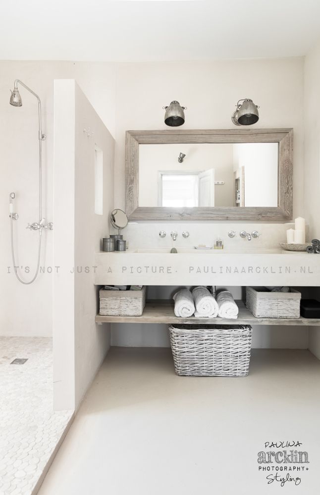 aranżacja białej łazienki z drewnem i wikliną