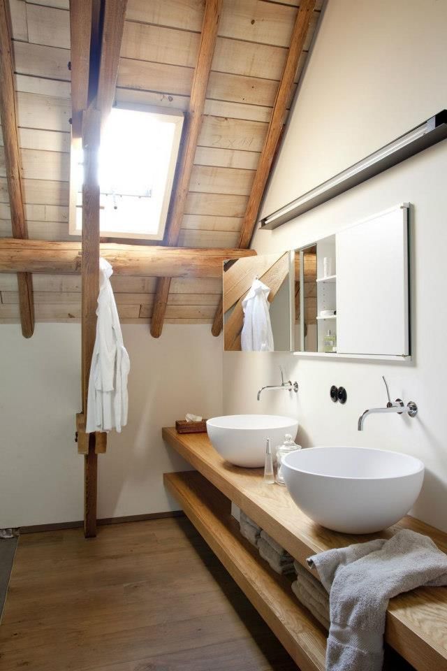 drewniane deski w łazience na poddaszu