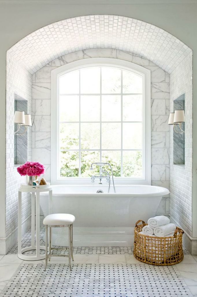 piękny pokój kąpielowy z waną we wnęce okiennej