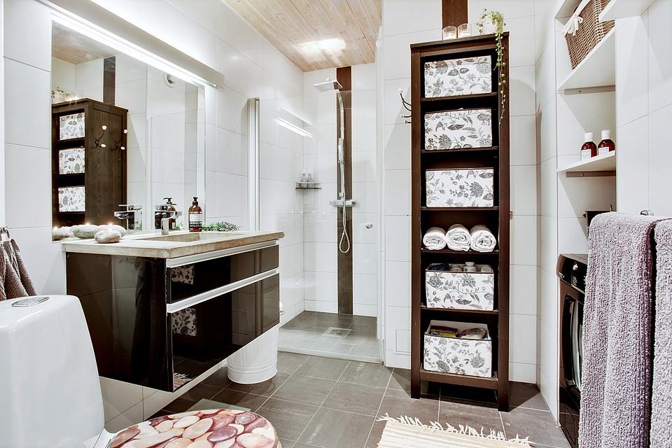 aranżacja łazienki w bieli i drewnie