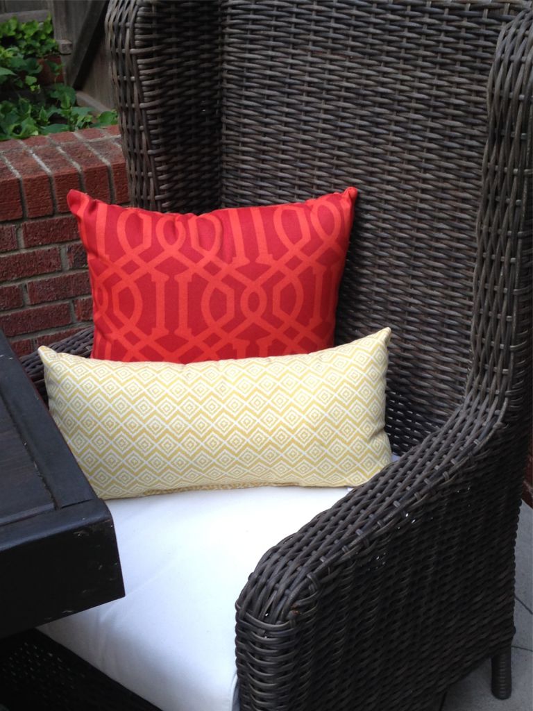 wzorzyste poduszki w aranżacji patio