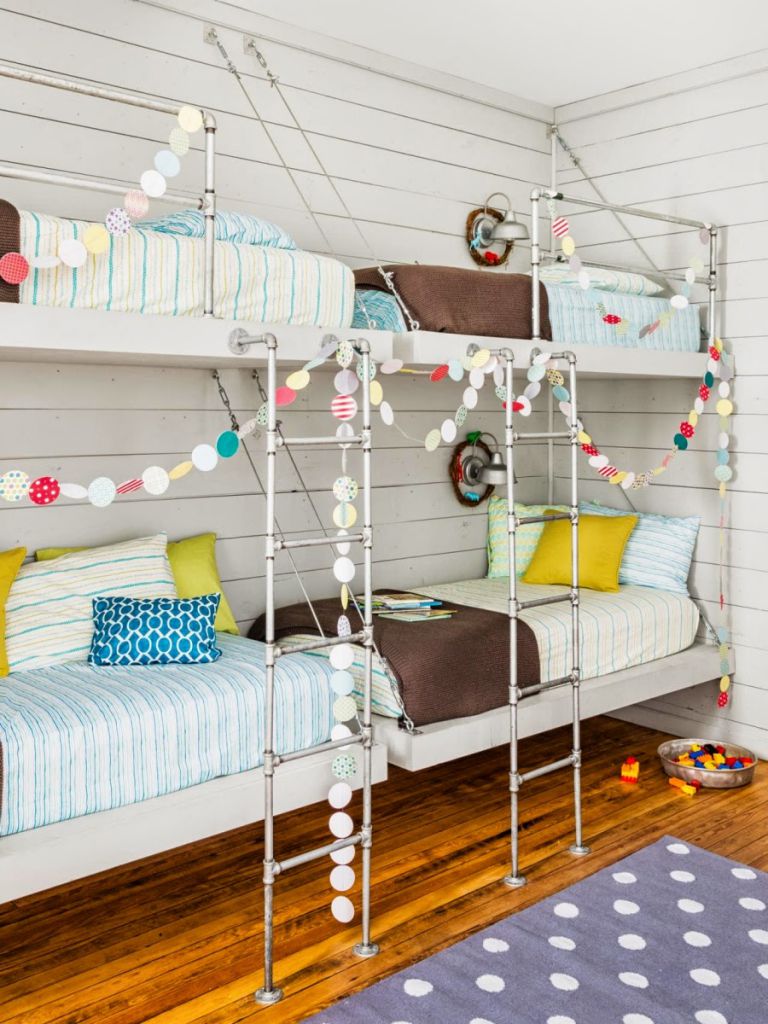 łóżka piętrowe w pokoju dziecięcym