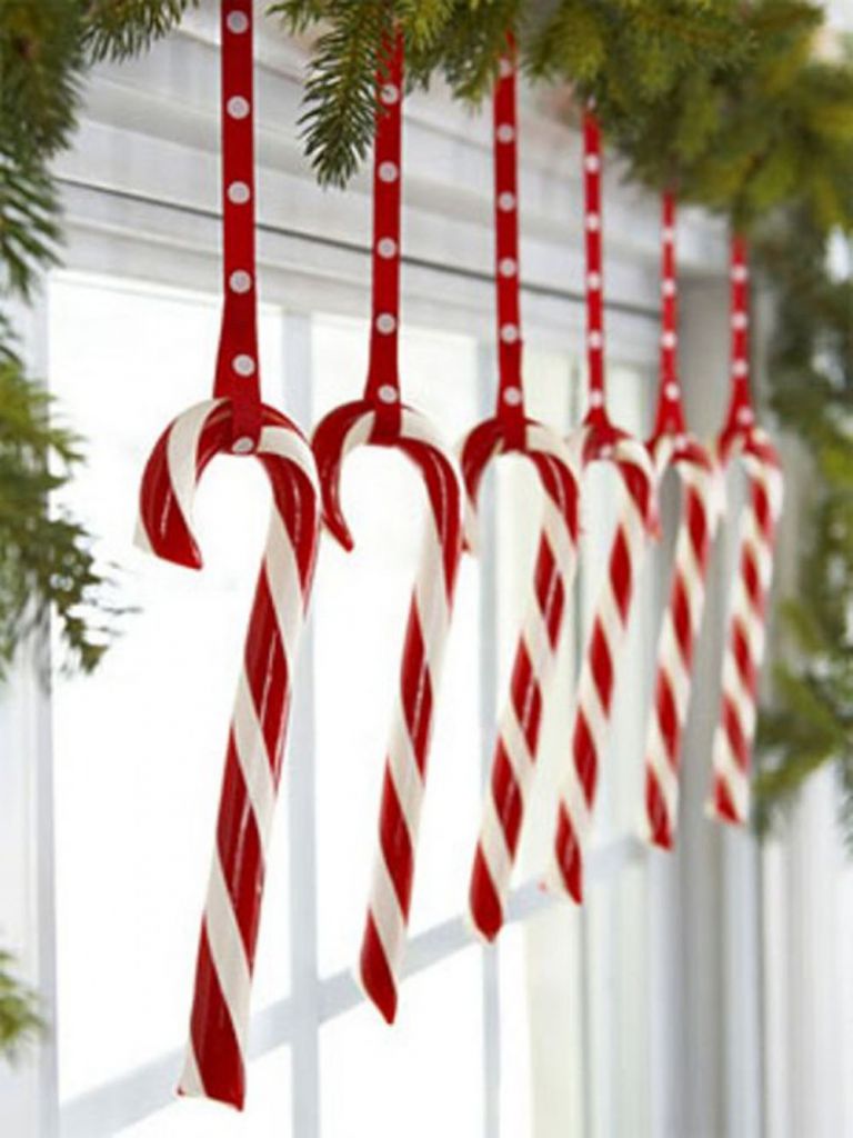 świąteczna dekoracja z cukrowych laseczek