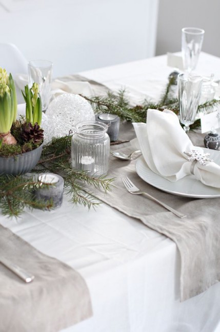 jak udekorować świąteczny stół,stół w naturalnej świątecznej dekoracji,białe święta w jadalni,świąteczna aranżacja stołu