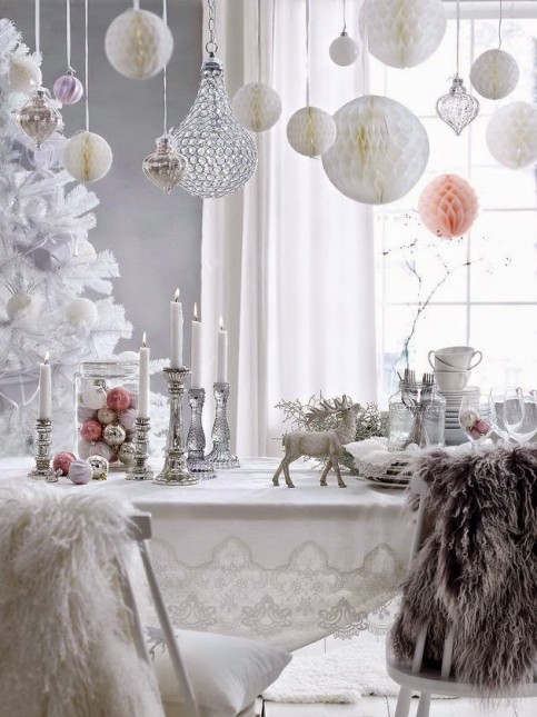 świąteczny stół,dekoracja świateczna stołu,jadalnia w białej dekoracji światecznej,białe aranzacje świateczne,biała jadalnia,pompony i girlandy białe
