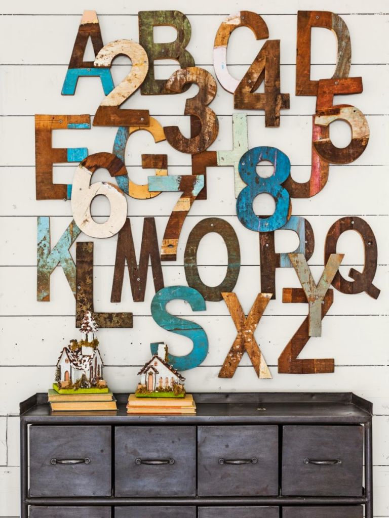 dekoracja drewnianą typografią