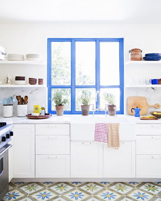 niebieskie okna w kuchni skandynawskiej,biała kuchnia z niebieskimi oknami,niebieskie lampy pendant,jadalnia skandynawska,kuchnia skandynawska z niebieskimi lampami i drewnianymi belkami,modern rustykalno-skandynawska kuchnia,drewno w dekoracji kuchni,niebieski kolor w kuchni