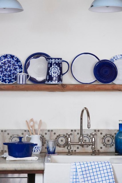 biało-niebieskie talerze,ceramiczne naczynia biało-niebieskie,biało-niebieska zastawa stołowa,malowane naczynie niebieskie,niebieskie okna w kuchni skandynawskiej,biała kuchnia z niebieskimi oknami,niebieskie lampy pendant,jadalnia skandynawska,kuchnia skandynawska z niebieskimi lampami i drewnianymi belkami,modern rustykalno-skandynawska kuchnia,drewno w dekoracji kuchni,niebieski kolor w kuchni