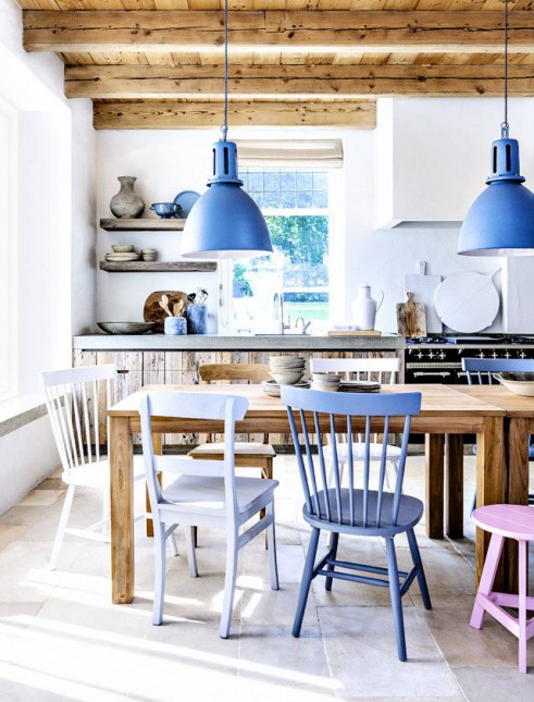 niebieskie lampy pendant,jadalnia skandynawska,kuchnia skandynawska z niebieskimi lampami i drewnianymi belkami,modern rustykalno-skandynawska kuchnia,drewno w dekoracji kuchni,niebieski kolor w kuchni