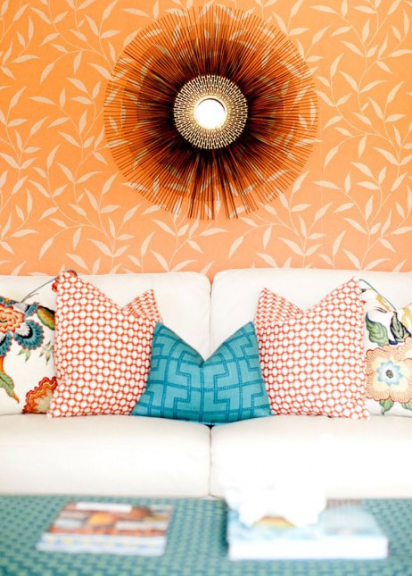 Pomarańczowa ściana w salonie