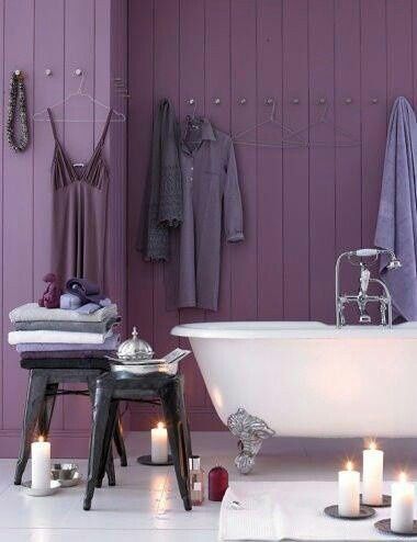 fioletowe panele w łazience