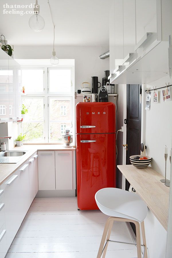 czerwona lodówka w kuchni