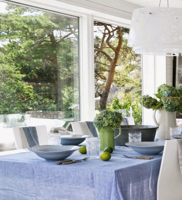 dekoracja stołu z hortensjami,biało-błękitna aranzacja stołu,niebiesko-zielona dekoracja wiosennego stołu,jadalnia inspiracja ze stołem,letni stół dekoracja,zielone dzbanki