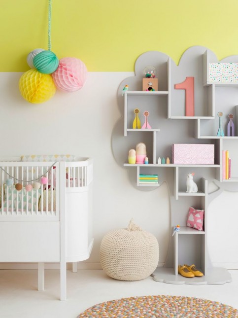 biało-żółte ścianyw pokoju dziecięcym,szare drzewko z półkami,pomysłowe póli dla dziecka,aranzacja pokoju dla małego dziecka