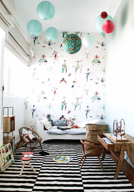 tapety dziecięce ze zwierzątkami,turkusowe pompony,tiulowe mietowe kule i girlandy  w pokoju dzieciecym,drewniane mebelki dla dziecka