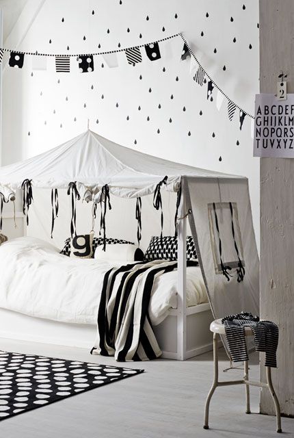 biało-czarny pokój dla dziecka,łóżko z baldachimem w pokoju dziecięcym,dziecięce łóżko z baldachimem
