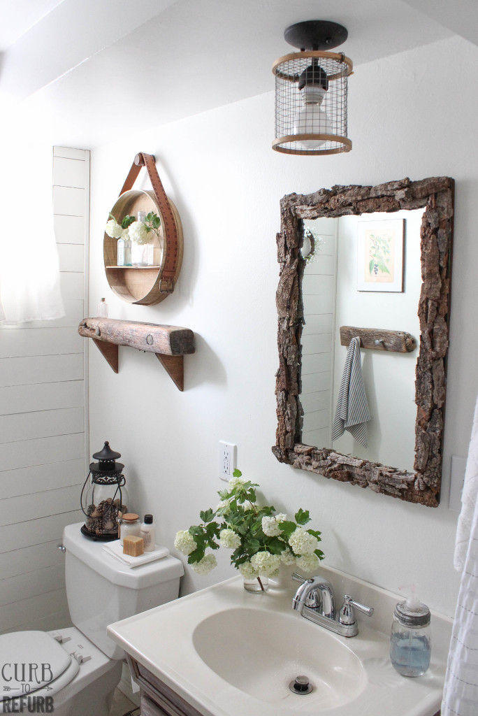 lustro w drewnianej ramie w łazience