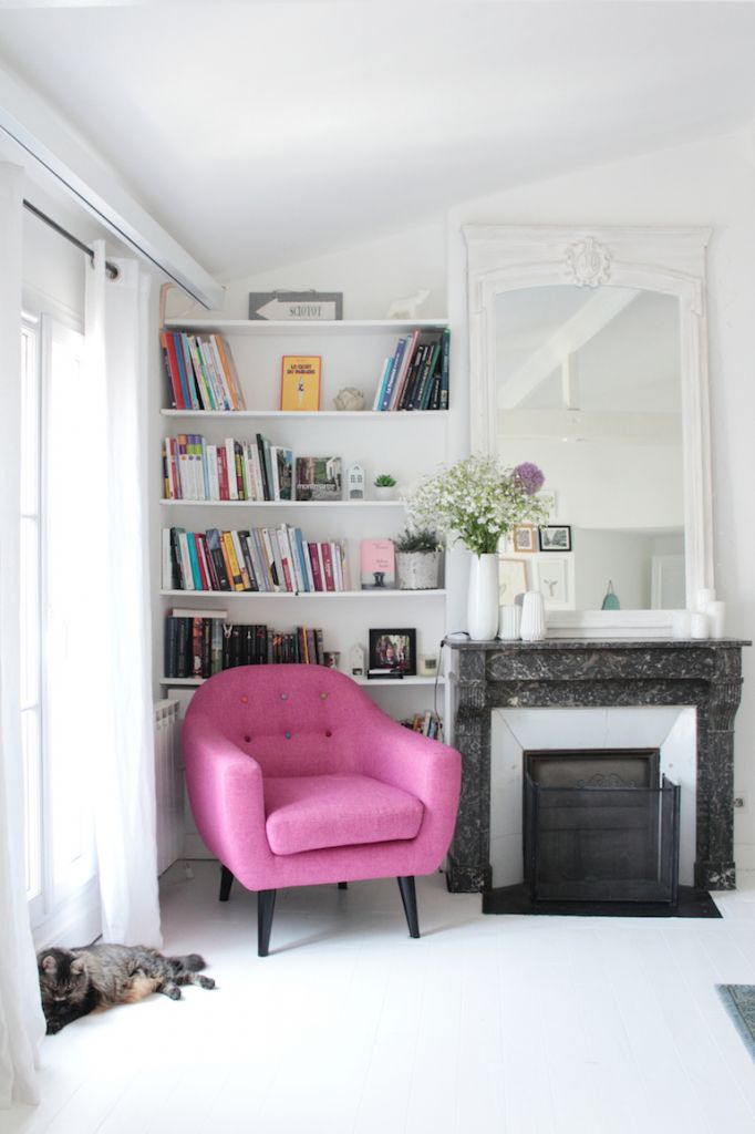 różowy fotel w salonie