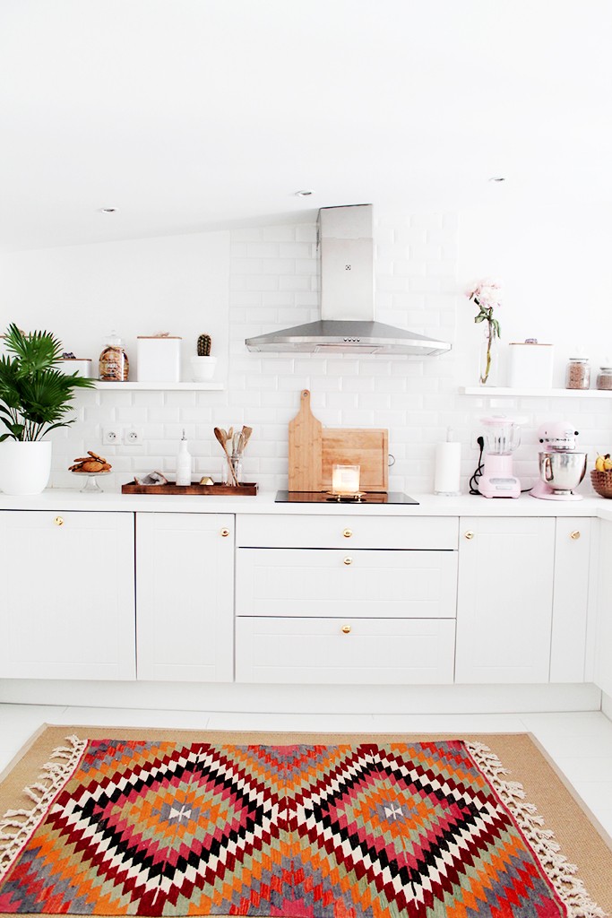 kolorowy dywan w białej kuchni