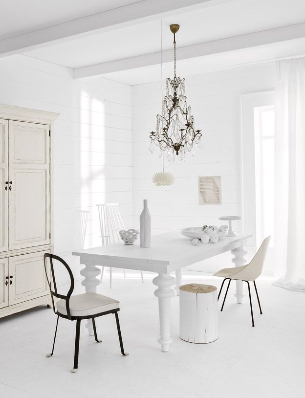 prostokątny stół na toczonych nogach,biały stół z drewna na stylowych nogach,biała aranzacja jadalni z prostokatnym stołem ,eklektyczna aranzacja białego stołu z toczonymi nogami i mieszanymi krzesłami,stylowy mix w jadalni z prostokatnym stołem w białym kolorze