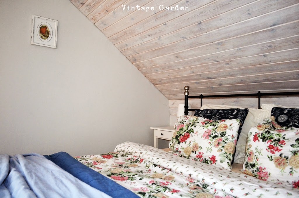 drewniane bielone deski na suficie w sypialni