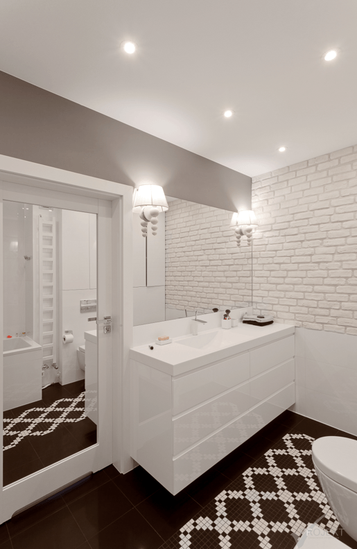 białe cegły w łazience