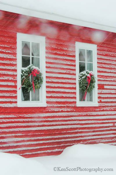 skandynawski dom,czerwony dom z zielonymi wiankami,dekoracja świąteczna okien,dom w świątecznej dekoracji,dekorujemy dom na święta Bożego Narodzenia