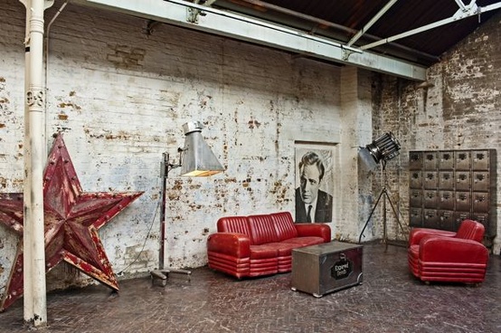 aranżacje industrialne,stylowo i industrialnie we wnetrzach,mieszanki stylowe we wnetrzach,zmiksowane style w salonie,inspirowane industrialnym stylem,salon w mieszanym industrialnym stylu,czerwona sofa