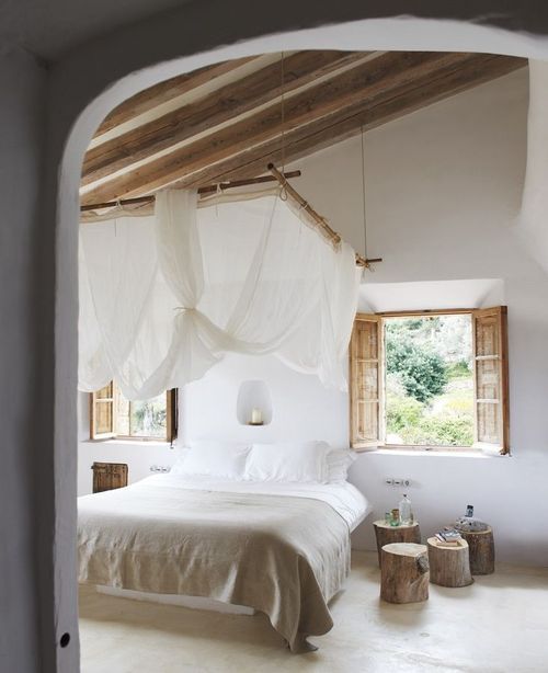 romantyczna sypialnia z baldachimem