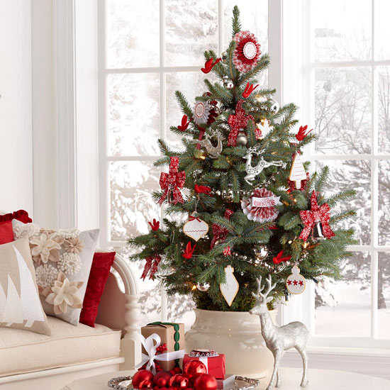 biało-czerwone dekoracje na choince,świąteczna choinka w białej aranzacji wnętrza,tradycyjna choinka w salonie,czerwone dekoracje świąteczne