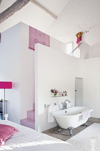 biała łazienka,różowe schody,rózowa lampa,wanna na srebrnych łapkach,sypialnia z łazienką