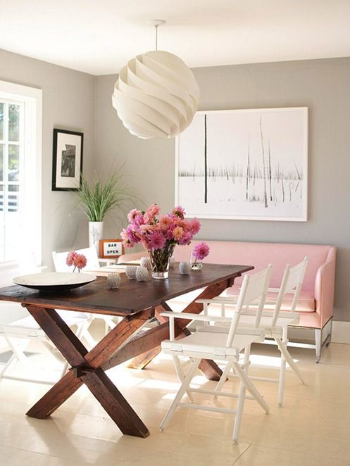romantyczna jadalnia,różowa sofa,białe krzesła,kolonialne krzesła,mieszane style we wnetrzach,miksowana jadalnia,brązowy stół krzyżak,modern rustykalna jadalnia