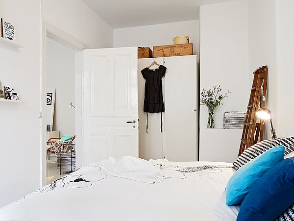 biała sypialnia z drewniana drabiną,drabina jako dekoracja w białej sypialni w stylu skandynawskim,drabina w sypialni skandynawskiej