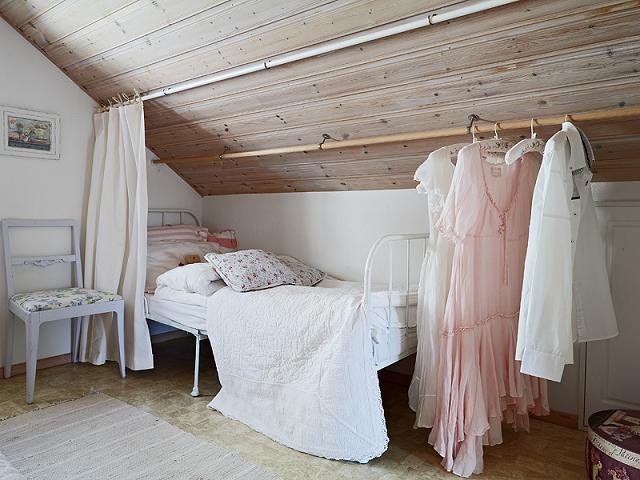 sypialnia na poddaszu, skandynawskie poddasze, pokój na poddaszu w stylu skandynawskim, attic bedroom,attic rooms,attic decorating pictures,Scandinavian attic