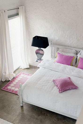 biała sypialnia,różowe poduszki,różowy dywan,nowoczesna lampa,srebrna lampa,czarny abażur