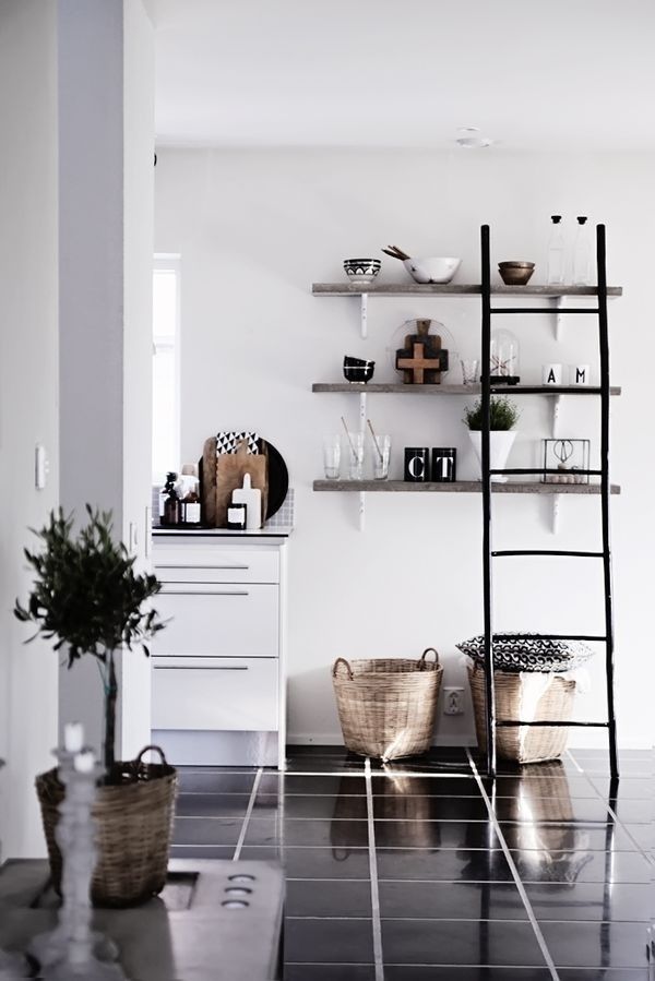 dekoracyjna drabina w kuchni,drewniane półki w kuchni,skandynawska kuchnia,kuchnia w stylu skandynawskim