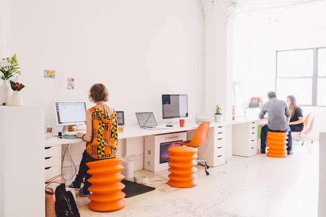 biuro pomarańczowe krzesła