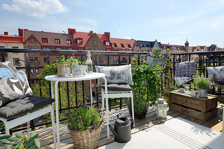 drewniane skrzynki na balkonie,wiklinowe osłonki na kwiaty,biały okragły stolik na balkon,szara podloga z desek na balkonie,kute meble na balkon i na taras,maly taras,szaro-biała aranżacja balkonu,szara poduszka,czarne lampiony w aranżacji balkonu,białe meble ogrodowe,metalowe meble na balkon,meble na balkon,aranżacja małego balkonu,jak urządzić mały balkon,mały balkon inspiracje,ładny balkon,wiosenny balkon,wiosenne inspiracje na balkonie,pomysly na maly balkon,dekorujemy balkony,urządzamy balkony,piękne aranżacje balkonów,balkon w stylu skandynawskim