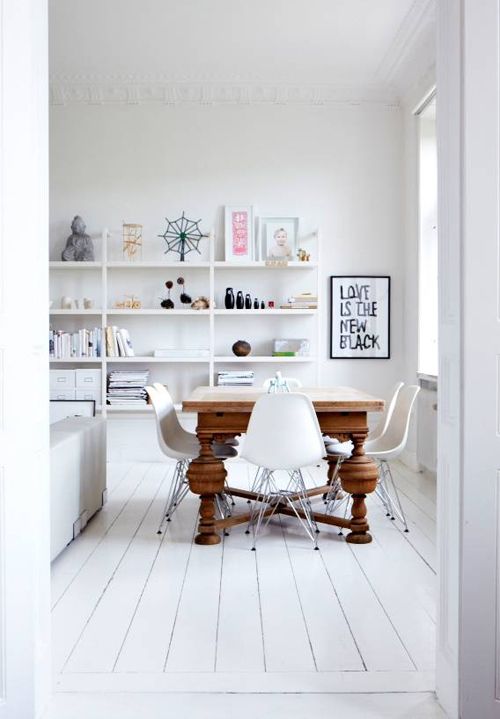 aranżacja eklektycznej jadalni,stylowy stół,nowoczesne białe krzesła,stół na toczonych nogach,drewniany stół,prostokątny stół,mieszanie stylów we wnętrzu