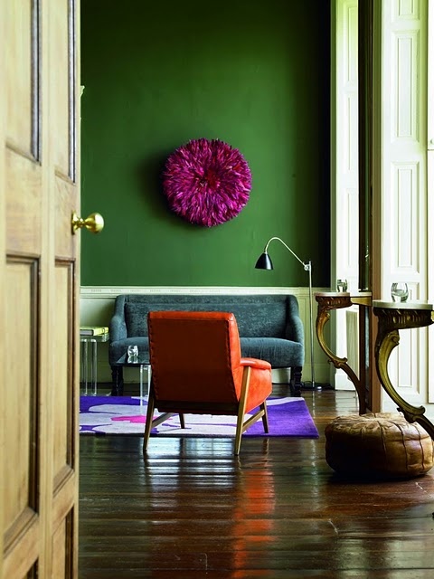 zielona ściana w salonie