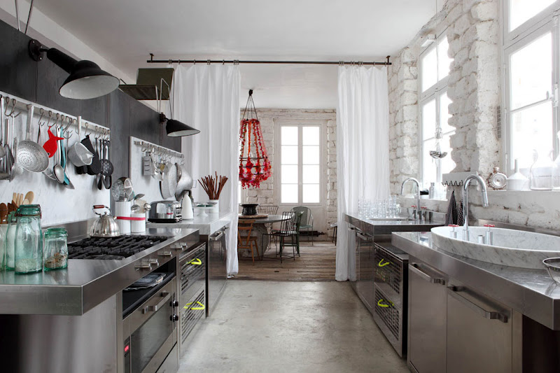 loft,kuchnia,Paolo Navone,architekt włoski,projektantka włoska,shabby chic,nowoczesna kuchnia,metaliczna kuchnia,szara kuchnia