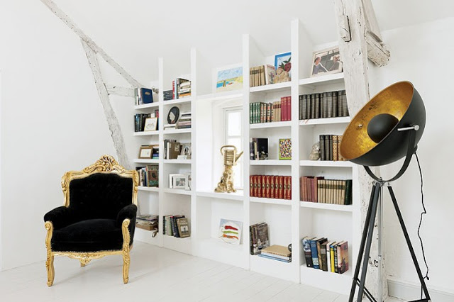 białe półki,biblioteczka,czarno-złoty fotel,barokowy fotel,nowoczesna,czarna lampa,lampa podłogowa