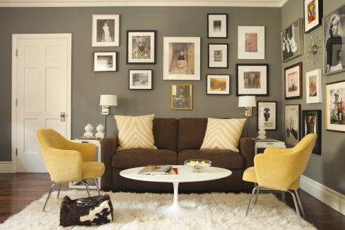 szare ściany,brązowa sofa,białe dekoracje,żółte poduszki,żółte obrazy,brązowe dodatkiżółte dodatki,żółte fotele
