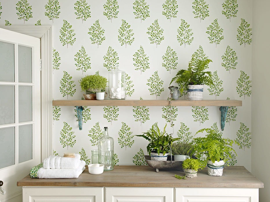 botaniczne wzory na tapetach ściennych,biało-zielone tapetry z wzorem roślin,wiosenna aranzacja pokoju z roślinnymi wzorami na tapecie ściennej