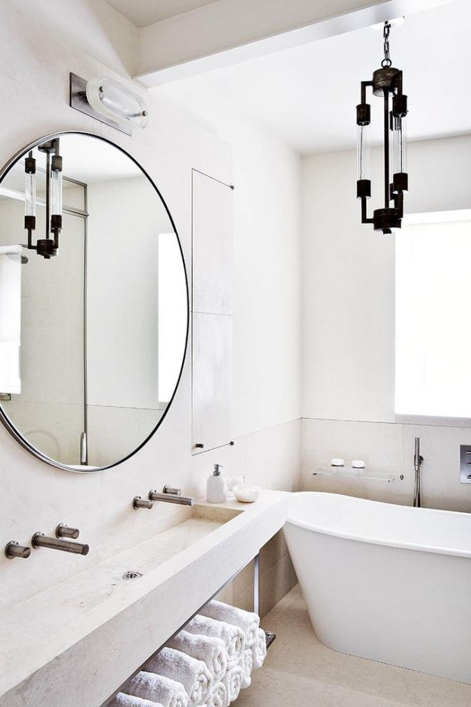 okrągłe lustra w łazience,duże okragłe lustra w aranżacji łazienki,łazienki z okragłym lustrem,pomysł na aranżację łazienki z okrągłym lustrem