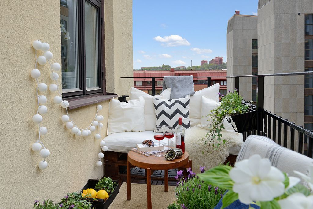 białe kule oświetlajace balkon,girlanada z kul na małym balkonie,bawełniane kule ze światełkami,girlandy z bawełnianych kul,jak oświetlić balon,girlandy z żarówek na tarasie i balkonie,jak oświetlić dekoracyjnie taras,pomysłowe oświetlenie na balkony i tarasy,swiecące girlandy z żarówek i bawełnianych kul