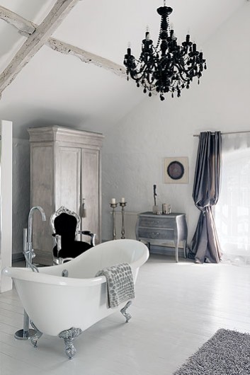 eklektyczna łazienka,barokowy fotel,czarny żyrandol,barokowy żyrandol,srebrne dekoracje