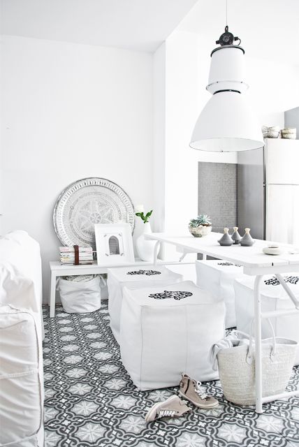 marokański styl,marokańskie płytki,tace marokańskie,biały prostokatny stół,drewniany biały stół,skandynawski prostokatny stół,aranżacja z białym stołem prostokatnym i marokańskimi dekoracja,i,białe siedziska przy prostokatnym stole,biała aranżacja skandynawska z prostokątnym stołem