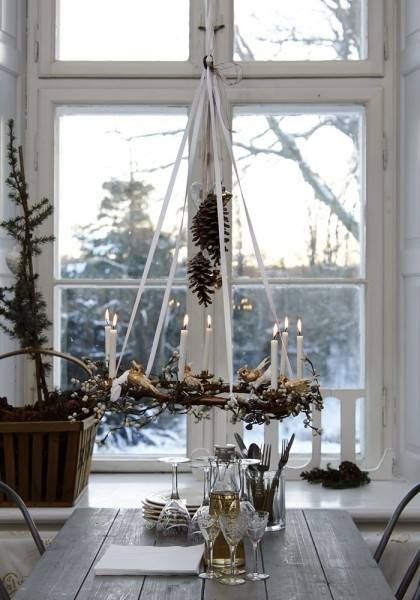 świąteczny stroik ze świecami nad stołem,skandynawska dekoracja stołu,świeta w stylu skandynawskim,naturalne aranzacje świątecznego stołu