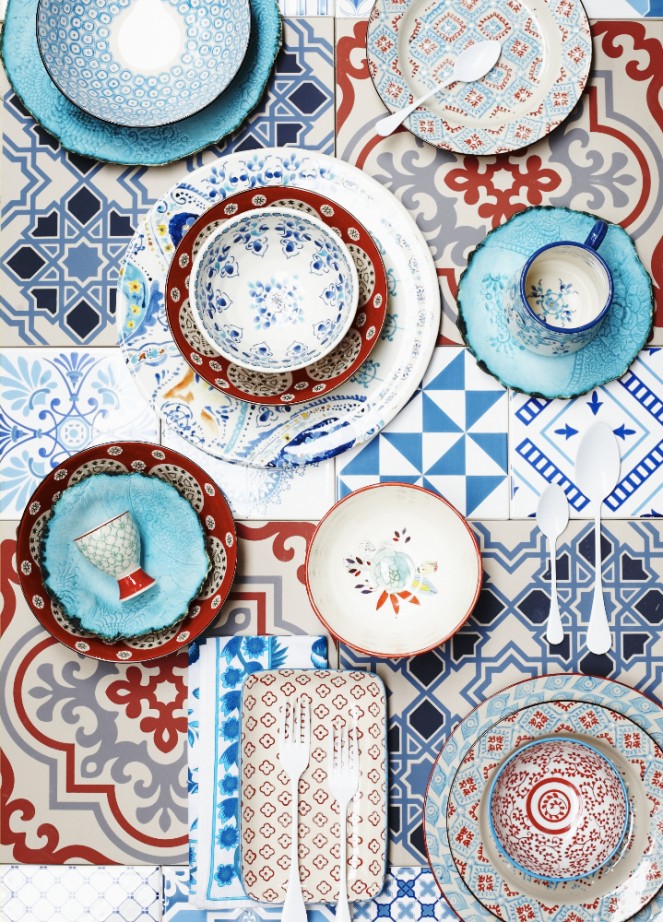 Joanna Henderson,inspiracje orientem,orientalne dekory,niebiesko-czerwone inspiracje,ceramiczne płytki na ścianę i podłogę,hiszpańske wzornictwo na płytkach ceramicznych,modny orient